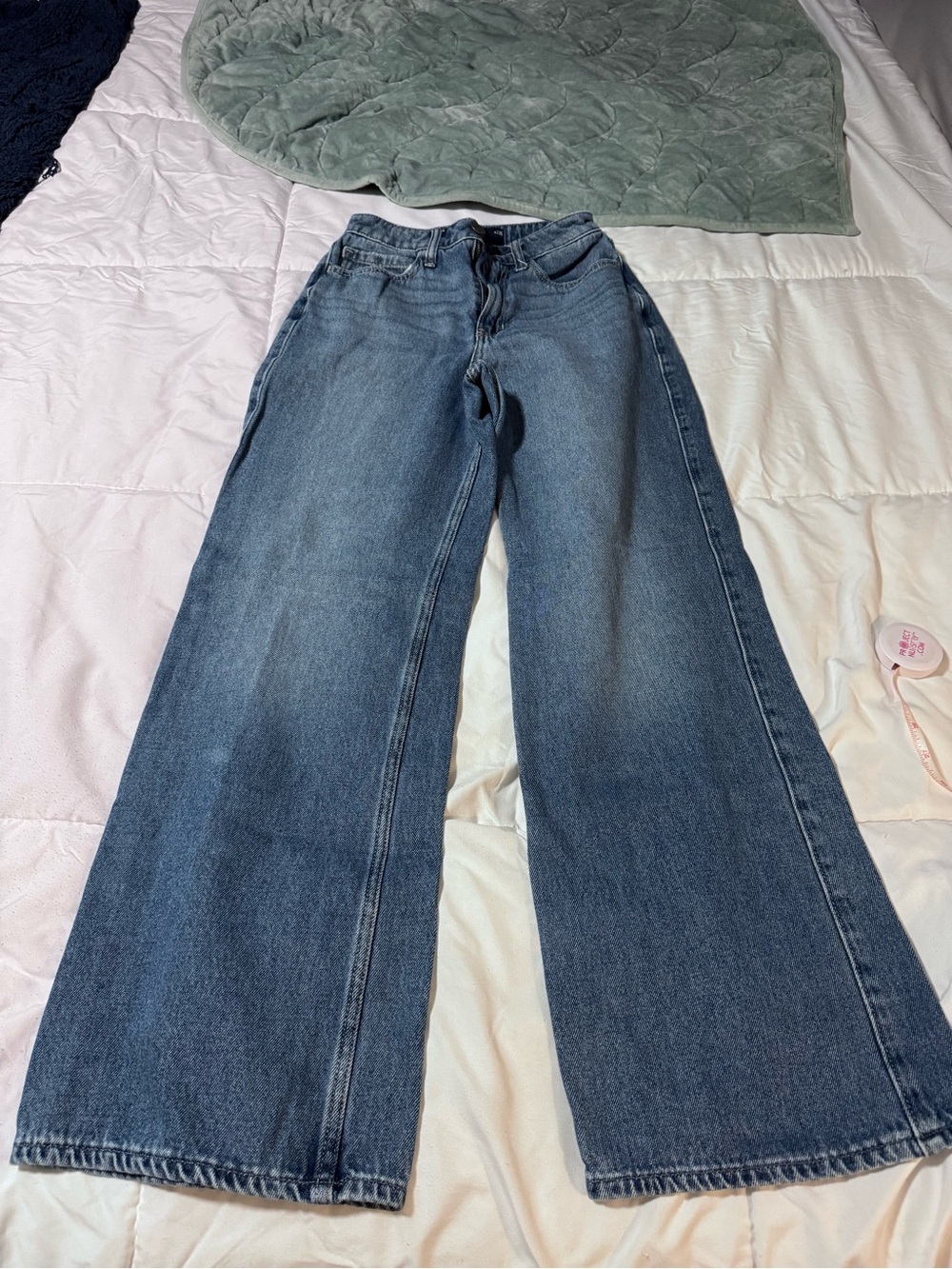 Hollister Wide-Leg Jeans in Medium Blue Wash 000